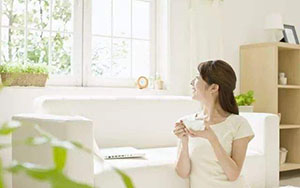 梦见有女人在家是什么意思