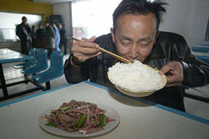 梦见饭桶 饭量大 吃得多是什么意思