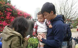 梦中看到有可爱的小朋友，你忍不住的将他抱起来是什么意思