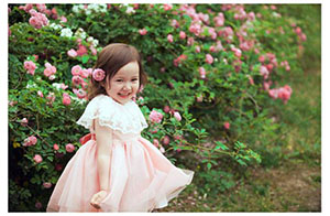 梦见讨人喜欢的小孩进门或到我家来玩是什么意思