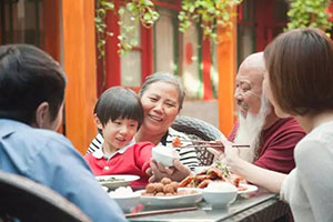 梦见已故的爷爷奶奶在梦里出现，好像要向自己说什么话是什么意思