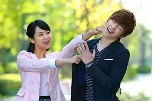 梦见考试过程中和一位久未见面的朋友在说话是什么意思