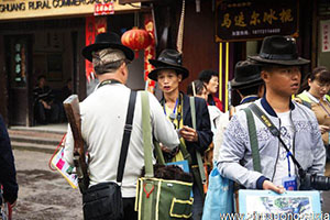 梦见与土匪同行是什么意思