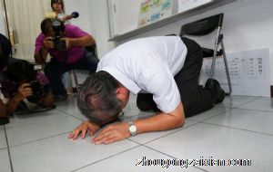 梦见下跪是什么意思