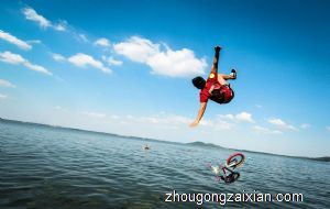 梦见落水又爬上来或爬起来是什么意思