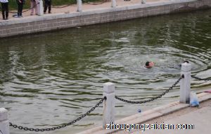 梦见自己在池塘洗澡是什么意思