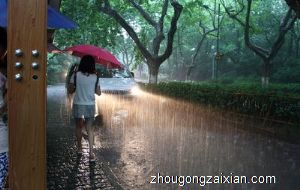 梦见雨中被人追赶是什么意思