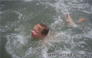 梦见自己掉河里是什么意思