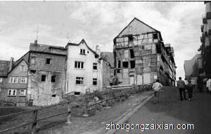 梦见下大雨客厅后墙倒了是什么意思