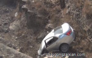 梦见车掉进深沟是什么意思