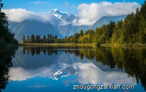 梦见在家里客厅拉屎是什么意思