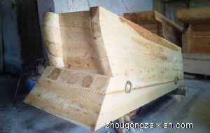 梦见棺材在房顶上是什么意思