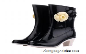 梦见穿黑色的靴子是什么意思