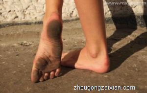 梦见脚湿水了是什么意思