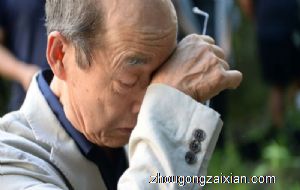 梦见已故多年的父亲哭是什么意思