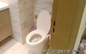 梦见上厕所有人闯进来是什么意思