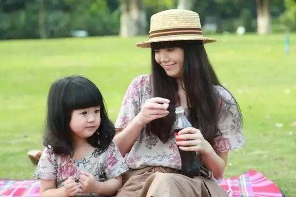 梦见自己变成小孩向母亲撒娇是什么意思