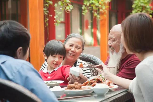 梦见已故的爷爷奶奶在梦里出现，好像要向自己说什么话是什么意思