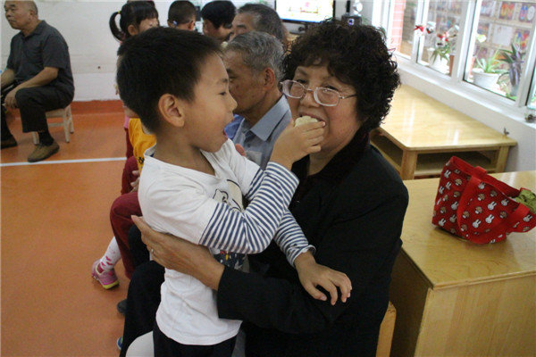 梦见已故的爷爷奶奶抚摸孙子或背着孙子离开了是什么意思