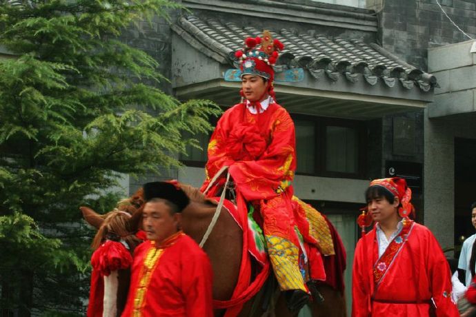 女人梦见迎亲队伍是什么意思