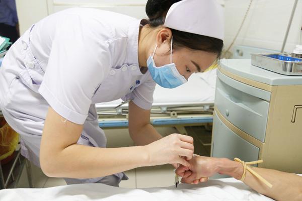 女人梦见护士给丈夫打针是什么意思