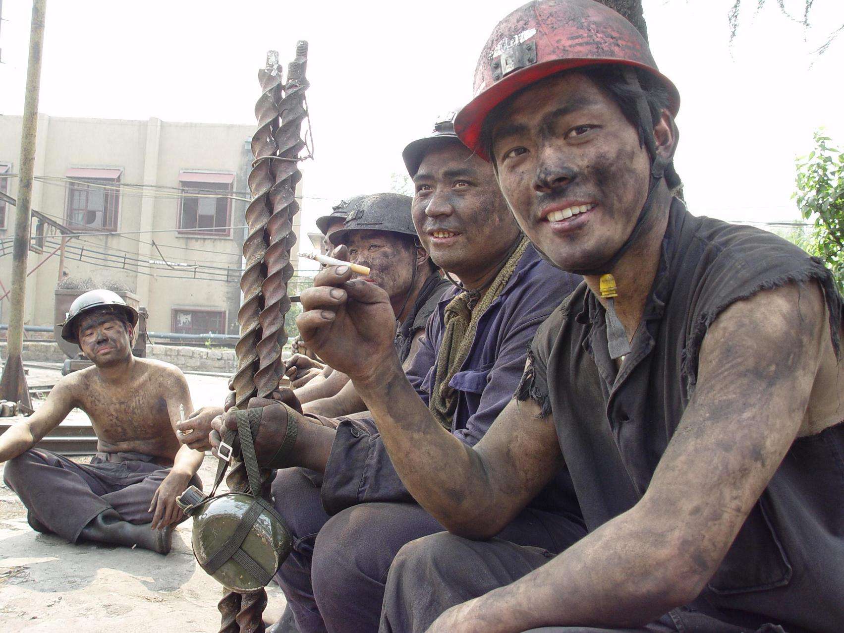 梦见自己是矿工下矿井挖矿却空手从井下上来是什么意思
