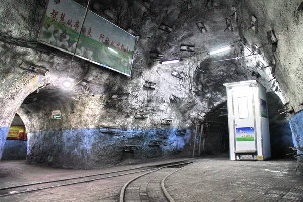 梦见矿工在煤矿里，并且看到许多矿工正在卖力工作是什么意思