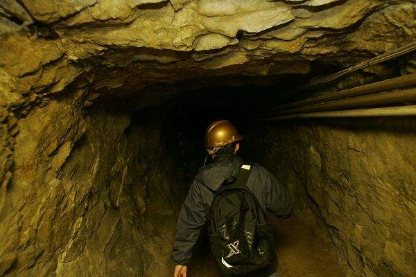 年轻女性梦见矿工挖煤矿是什么意思