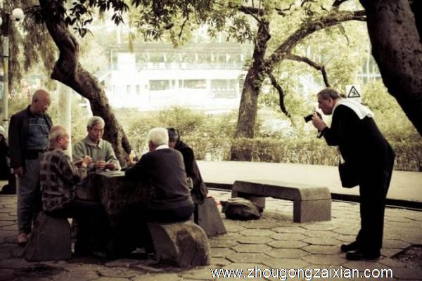 梦见已经过世的外祖父母或外公外婆衣衫褴褛，面色憔悴是什么意思