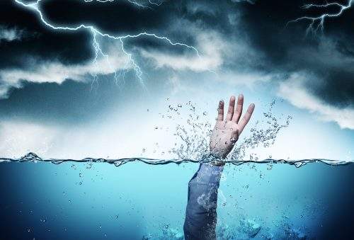 梦见别人掉水里是什么意思