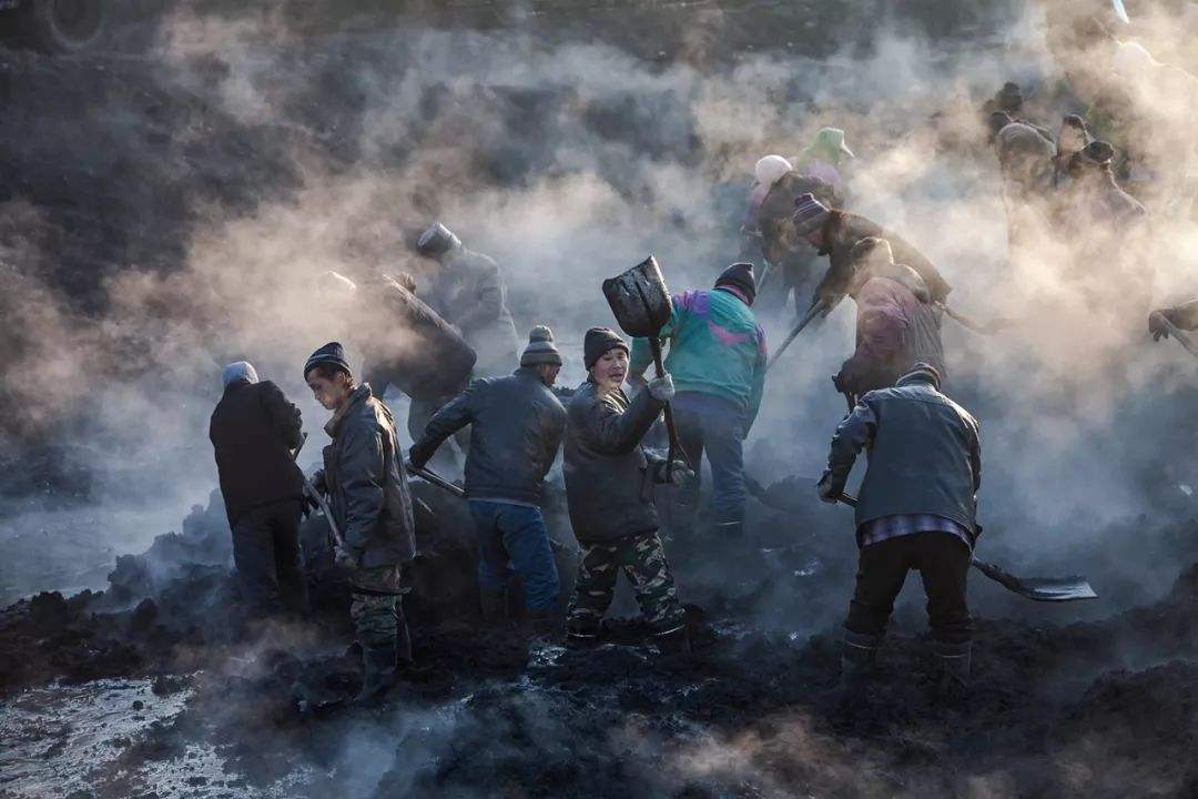 梦见和人一起搬煤炭块是什么意思