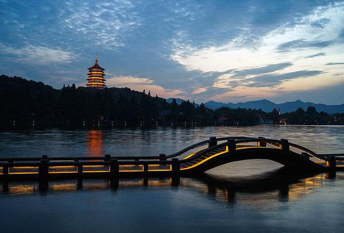 梦见杭州西湖边是什么意思