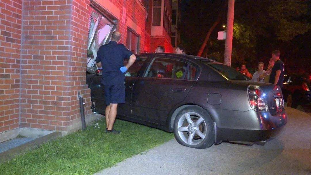 梦见家里房子被车撞塌了是什么意思