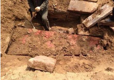 梦见奶奶的坟墓塌了是什么意思