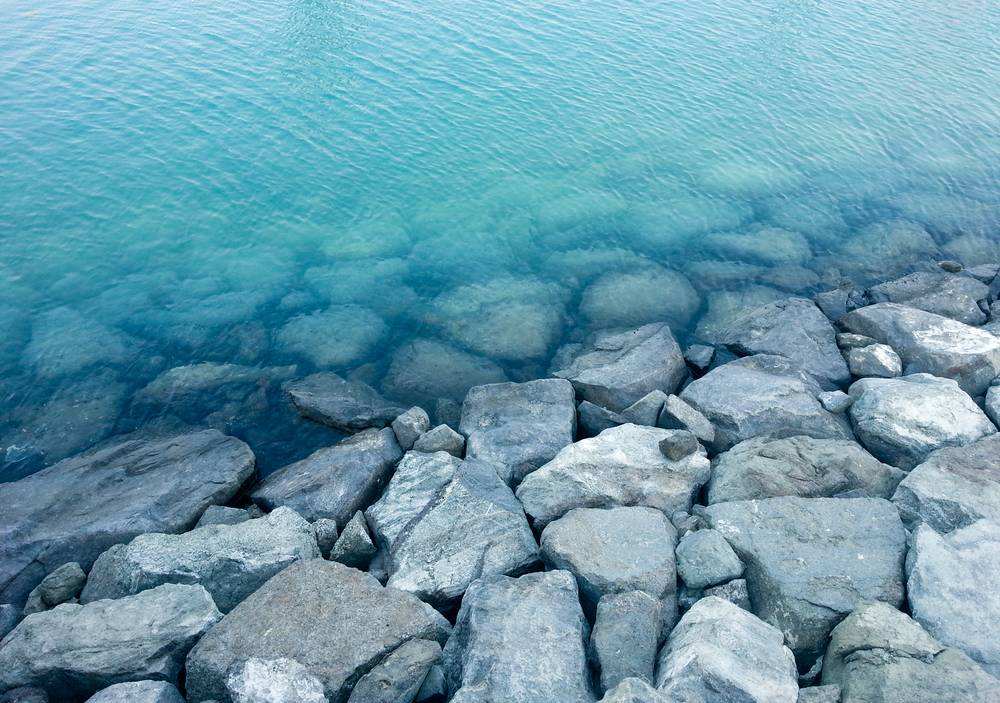 梦见站在石头上或巨大岩石之上是什么意思