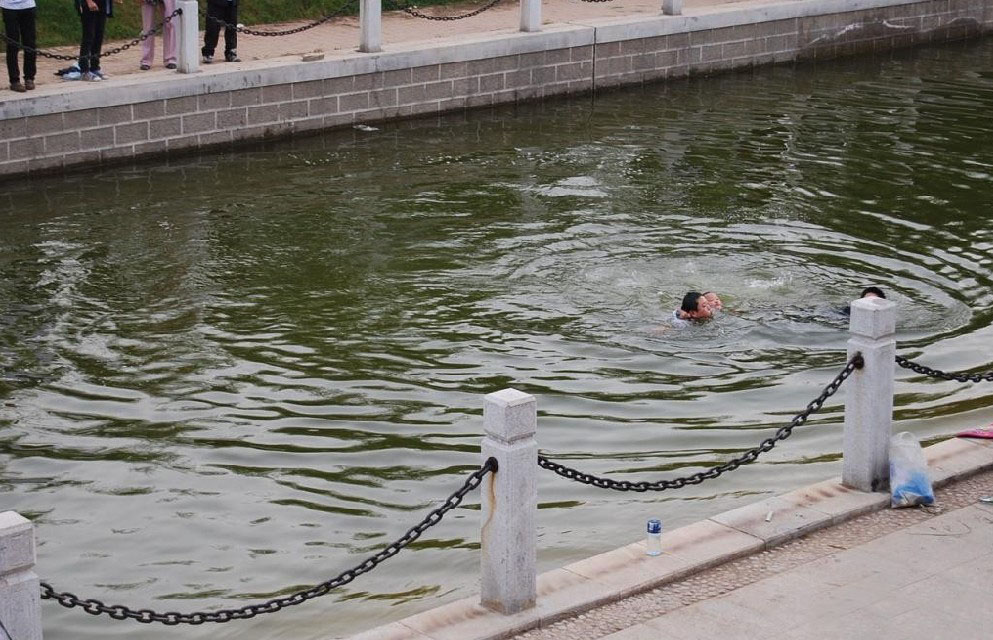 梦见自己在池塘洗澡是什么意思