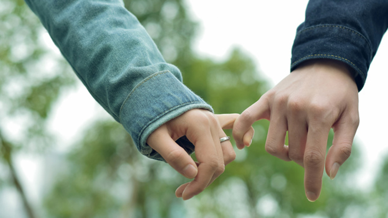 梦见和不认识的人谈恋爱是什么意思