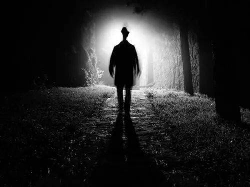 梦到抱着已经过世的人是什么意思