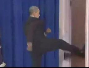 梦见自己踹门是什么意思