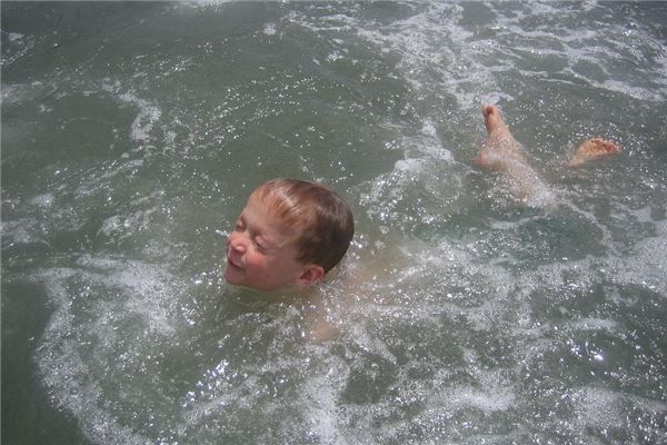 梦见自己掉河里是什么意思