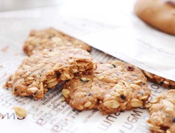 梦见给别人饼干吃是什么意思