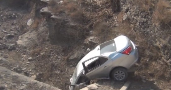 梦见车掉进深沟是什么意思