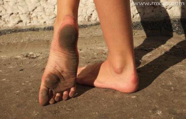 梦见脚湿水了是什么意思