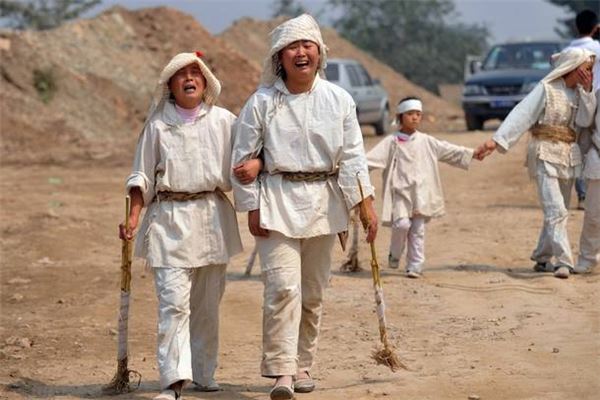 梦见父母穿孝衣是什么意思