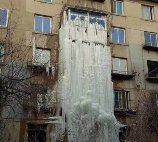 梦见楼上的水流在自己家里是什么意思